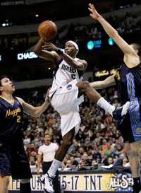 Josh Howard, de los Maverick de Dallas, dispara una canasta durante el encuentro contra Denver