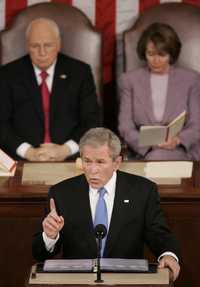 George W. Bush durante su último informe de gobierno ayer en el Congreso estadunidense. Entre otros puntos, el presidente llamó a un acuerdo internacional para detener el calentamiento global. Al fondo, el vicepresidente Dick Cheney y la líder de la Cámara de Representantes, Nancy Pelosi