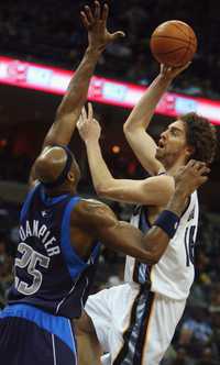 Pau Gasol, de los Grizzlies de Memphis, durante el encuentro contra los Mavericks de Dallas