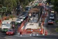 Los trabajos de construcción del corredor de la línea 2 del Metrobús, que correrá de la Vocacional 4 a Tepalcates, llevan un avance de 50 por ciento. Aquí, en la avenida Vicente Eguía, en Tacubaya