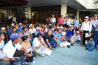 Campesinos de los ejidos Pomuch y Champotón se manifestaron fuera del palacio municipal de Candelaria para demandar a la Procuraduría Agraria que investigue la renta de 120 mil hectáreas, donde una empresa estadunidense pretende cultivar maíz, caña y yuca para producir etanol