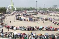 En el parque Tabasco, una larga fila de damnificados espera la entrega de las últimas despensas de organizaciones humanitarias de América Latina y Europa