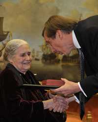 La escritora Doris Lessing, de 88 años, anoche, al recibir de manos de Staffan Carlsson, embajador de Suecia en la capital británica, el Premio Nobel de Literatura, en una ceremonia efectuada en la galería Wallace Collection, en Londres. Entre los asistentes al acto, en el cual se rindió homenaje a la autora de El cuaderno dorado, figuró el dramaturgo Tom Stoppard