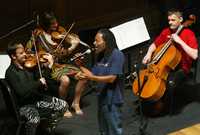 Bobby McFerrin, polifacético creador estadunidense, imparte una clase magistral en la Sala Manuel M. Ponce del Palacio de Bellas Artes, durante su visita en 2005