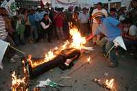 Quema de una figura que simbolizaba al titular de Sagarpa, durante el mitin campesino realizado en el Zócalo de la ciudad de México