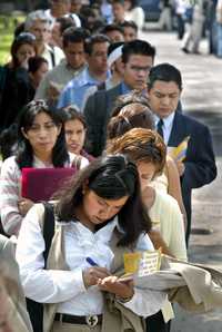 El secretario del Trabajo capitalino, Benito Mirón, anunció que en este año se realizarán seis ferías del empleo: dos centrales y cuatro regionales. La imagen durante la feria del empleo en la UNAM, en 2006