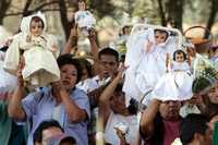 Decenas de personas asistieron a la parroquia de San Bernardino de Siena para la misa de bendición de las imágenes del niño Dios, en el Centro Histórico de la delegación Xochimilco