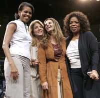 Michelle Obama, esposa del aspirante a la nominación presidencial demócrata; Caroline Kennedy, hija del ex presidente John F. Kennedy; su prima, Maria Shriver, esposa del gobernador de California, Arnold Schwarzenegger, y la presentadora Oprah Winfrey, ayer en un acto proselitista de Barack Obama en el pabellón Pauley de la UCLA, en Los Angeles