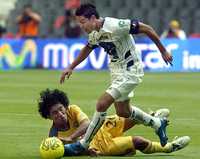 Pablo Barrera se libra de la marca del Torito Silva, ayer en el estadio Azteca, donde América venció 2-0 a Pumas