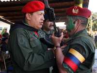 El presidente venezolano, Hugo Chávez, durante un desfile militar en Valencia, capital del estado de Carabobo, para conmemorar el 16 aniversario del fallido golpe de Estado que encabezó contra el gobierno de Carlos Andrés Pérez