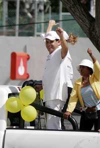 En conferencia de prensa, Víctor Viveros, postulado por la coalición formada por el PRI y el Partido Verde, celebra su presunto triunfo en la elección de presidente municipal de Benito Juárez (Cancún). Gregorio Sánchez, candidato de la coalición PRD-PT-Convergencia, también se dijo triunfador. La autoridad electoral del estado anunció que el próximo domingo dará a conocer los resultados oficiales