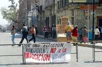 Por segundo día consecutivo, cinco catedráticos y ex candidatos a dirigir la Facultad de Derecho de la UABJO protestaron por los resultados de las elecciones, lo que generó congestión vial en la ciudad de Oaxaca. Los inconformes se apoderaron del edificio central, en el centro histórico de esa capital, y bloquearon la calle Independencia