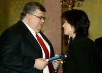 El secretario de Hacienda, Agustín Carstens, recibió un regalo de la ministra de economía de Suiza, Doris Leuthard, durante su visita a la ciudad de México. Carstens anunció ayer que los excedentes petroleros se inyectarán a la economía para darle un impulso adicional, a fin de hacer frente a la desaceleración en Estados Unidos. En entrevista radiofónica, afirmó que el gobierno mexicano ha reaccionado a tiempo ante la posible recesión en el vecino país, a través de la creación del Fondo Nacional de Infraestructura, anunciado ayer, así como del presupuesto aprobado para este año