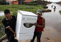 Ante la amenaza de que el río Mamoré cubra por completo la ciudad de Trinidad, en Beni, Bolivia, los habitantes ya empezaron a sacar de sus casas algunas pertenencias. Este viernes, autoridades analizaban la posibilidad de desalojar a todos los lugareños