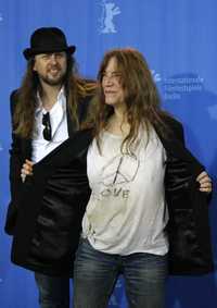 Después de la conferencia de prensa que ofrecieron Patti Smith y el director del documental sobre la vida de la madrina del punk, Steven Sebring (en la imagen), la cantante eructó frente al micrófono, tomó su guitarra y deleitó a los asistentes con algunas canciones