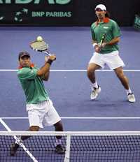 Santiago González y Bruno Echagaray (izquierda) cedieron el punto de dobles ante los canadienses Daniel Nestor y Frederic Niemeyer