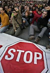 Simpatizantes de Acción Nacionalista Vasca fueron dispersados por la policía al manifestarse ayer en Bilbao en contra de la suspensión judicial de su partido