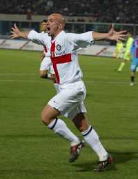 El argentino Esteban Cambiasso, del Inter, inauguró el marcador ante Catania