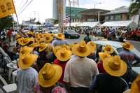 Militantes del PRD en Felipe Carrillo Puerto vigilan las instañciones del distrito 10 donde continúa el conteo de votos para alcalde de Cancún