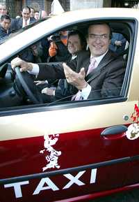 El jefe de Gobierno del DF, Marcelo Ebrard, y el director de Nafin, Mario Laborín, prueban un taxi nuevo, ayer, al término de la firma del programa de financiamiento para la sustitución de esas unidades