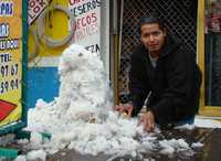 Una inusual granizada azotó Ciudad Nezahualcóyotl, estado de México, lo que causó congestionamientos por la gran cantidad de hielo que se acumuló en escasos minutos