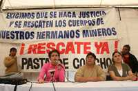 Familiares de los mineros de Pasta de Conchos realizan un plantón permanente en Polanco. Conferencia de prensa que encabezaron Cristina Auerbach, Trinidad Cantú y Elvira Martínez