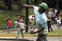 Carpinteros y albañiles arrojan piedras contra policías en la ciudad de Panamá, en protesta por los disparos que causaron la muerte a un líder sindical cuando se manifestaban en la ciudad de Colón el pasado día 12. A la batalla campal se sumaron estudiantes de la Universidad Estatal