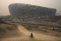 Además de Steven Spielberg otras voces de activistas se alzaron para exigir respeto a los derechos humanos en Darfur y China. Arriba, un ciclista pasa por el estadio nacional llamado Nido de Aves, en Beijing