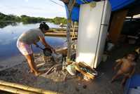 Miles de damnificados y al menos 54 muertos han dejado las inundaciones que afectan desde noviembre gran parte del territorio boliviano. En la imagen, una familia en la ciudad de Trinidad