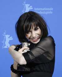 Sally Hawkins posa con el Oso de Plata que obtuvo por su actuación en la comedia Happy-Go-Lucky