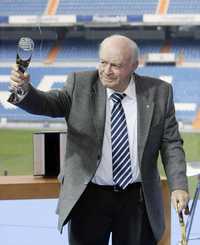 No me lo merezco, pero lo tengo que aceptar, exclamó Alfredo Di Stéfano, quien tiene 81 años, durante su homenaje