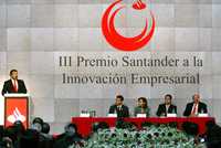 Marcos Martínez Gavica, director general de Santander, durante la entrega del III Premio Santander a la Innovación Empresarial. Lo acompañan Juan Carlos Rivera, director general de cooperación de la ANUIES; Josefina Vázquez Mota, secretaria de Educación; Armando Paredes, presidente del CCE, y Héctor Silva, director ejecutivo de Santander Universidades