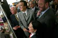 El rector de la UNAM, José Narro; el jefe de Gobierno capitalino, Marcelo Ebrard; Sergio Vela, presidente del CNCA, y Amalia García, gobernadora de Zacatecas, estado invitado de la feria del libro de Minería, anteanoche, durante la inauguración del encuentro