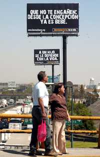 Anuncios espectaculares colocados en Periférico Norte en protesta por la despenalización del aborto, en abril de 2007