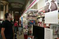 Destaca la presencia de los jóvenes en la Feria del Libro de Minería. En la imagen, el estand de La Jornada