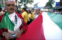 Asistentes a la asamblea general del Movimiento Nacional en Defensa del Petróleo que se realizó frente a la Torre de Pemex