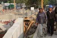 Obreros, junto a la construcción de la línea 2 del Metrobús, sobre la avenida Benjamín Franklin, en la ciudad de México