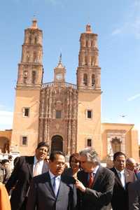 El coordinador de los Festejos del Bicentenario de la Independencia de México y Centenario de la Revolución Mexicana, Rafael Tovar y de Teresa, con el gobernador de Guanajuato, Juan Manuel Oliva Ramírez, en el atrio de la iglesia de Dolores