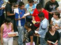 Jóvenes visitantes durante una jornada en la feria internacional del libro que mañana termina en el Palacio de Minería