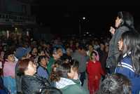 La diputada federal perredista Maribel Alva Olvera –de pie a la derecha– y unos 400 habitantes  de Ecatepec, se congregaron la noche del viernes en la calle Juan de la Cabada, barrio de Chiconautla, para impedir a los trabajadores de la empresa privada Zigma continuar las excavaciones para la colocación de tubería de agua potable, del llamado macrocircuito del Sistema Cutzamala