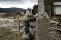 Dos niñas de la colonia Real del Monte juegan en la barda que familiares del alcalde de San Cristóbal construyen como parte de una unidad habitacional en una zona de humedales