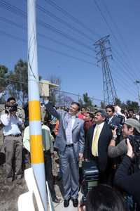 El jefe de Gobierno del Distrito Federal, Marcelo Ebrard, acompañado por el delegado en Gustavo A. Madero, Francisco Chiguil, entregó obras de alumbrado público en esa demarcación