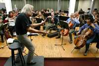 Walter Haupt dirige a la Orquesta de Las Américas, ayer, durante un ensayo de Carmen, ópera de Georges Bizet, que el domingo 9 se presentará en Guadalajara y luego en la ciudad de México