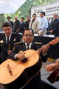 Un mariachi integrado por elementos de la SSP-DF interpreta una melodía durante la ceremonia de entrega de patrullas en el Parque de la Bombilla, en San Ángel. Atrás, el titular de la dependencia, Joel Ortega, y el delegado en Álvaro Obregón, Leonel Luna