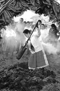 Momento en que las sanadoras realizaban el ritual para alejar el mal, en el  parque Takilhsukut, cerca del Centro de las Artes Indígenas