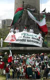 Integrantes del Frente de Resistencia Civil Pacífica, durante un mitin en la fuente de Petróleos