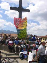 Familiares y amigos de los 22 detenidos que están en huelga de hambre en los penales de El Amate y San Cristóbal realizaron un ayuno de 24 horas este domingo en demanda de que el gobierno del estado los libere porque, aseguran, fueron detenidos injustamente