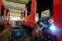 Las piezas Made in Metro con las que se han arreglado 32 trenes cumplen con las más altas normas de calidad y seguridad, afirmó el director de mantenimiento de material rodante. La imagen, en el taller de mantenimiento mayor Zaragoza