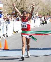 El andarín mexicano Jesús Sánchez llegó primero a la meta luego de recorrer los 50 kilómetros en 3:52.36 horas