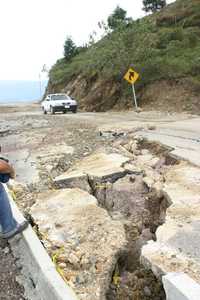 En el camino de acceso a Plan Grande, municipio de Agua Blanca, considerado la entrada a la zona otomí-tepehua, se aprecian las grietas provocadas por la falla geológica